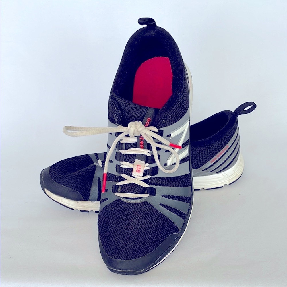 Sz9 New Balance Women's Black and Gray Athletic Sneakers with Red Accents